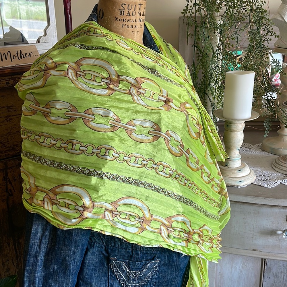 Pleated polyester Romano scarf